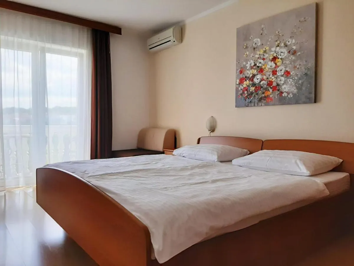 Bed and Breakfast Pansion Katarina Malinska 3*,